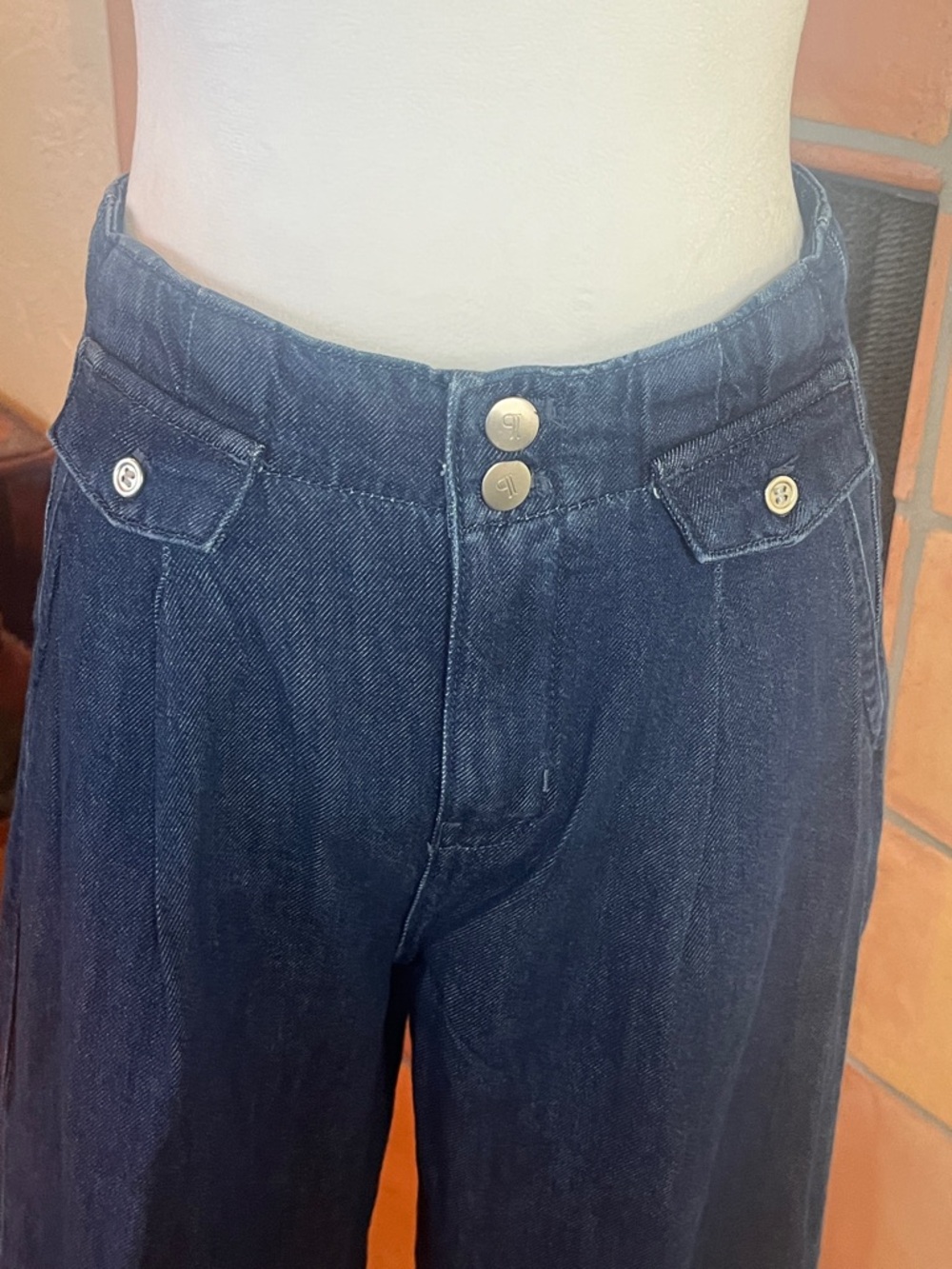 Pilcro Pleated Crop Jeans, size 25 - Picture 2 of 9